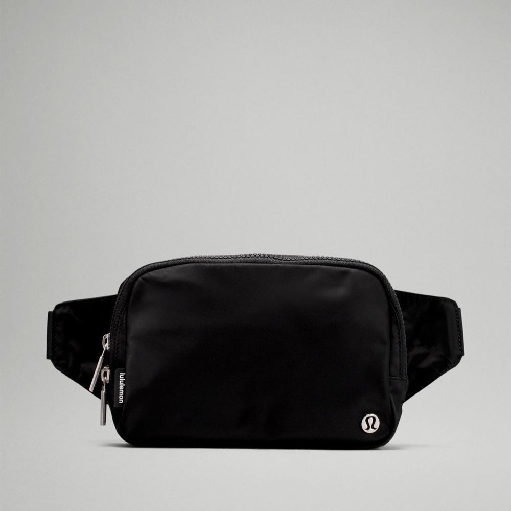 *WITH TAGS* lululemon black everywhere belt bag!!